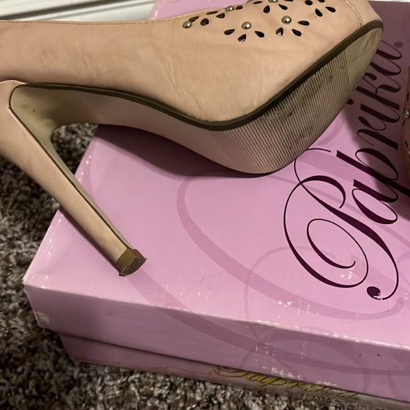 Nude open toe heals with tear drop punches & silver accents by Paprika, size 7 - Picture 3 of 4